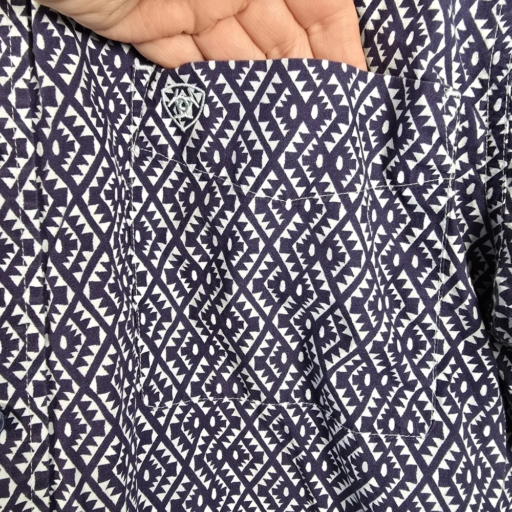 Ariat Men's Short Sleeve Navy & Light Blue Geometric Button Up Shirt Collar Med